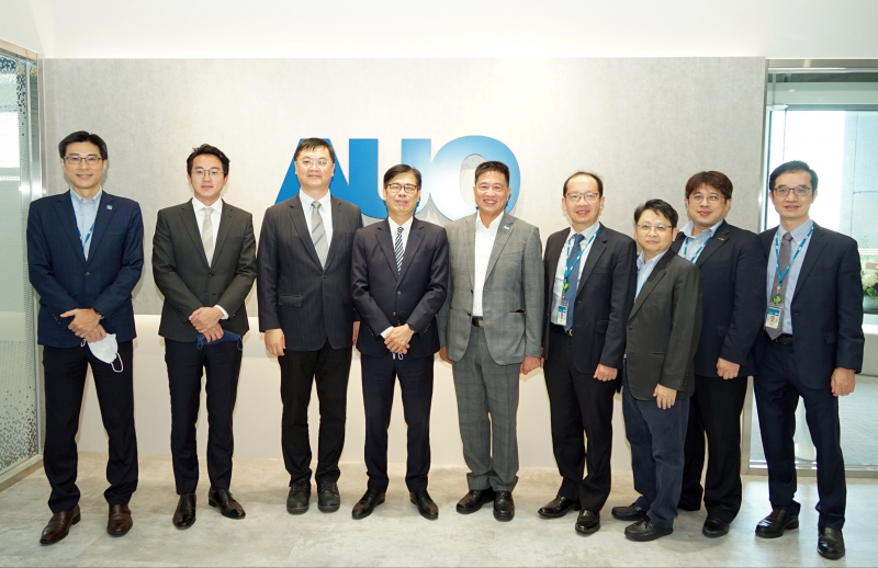 IM电竞光電前進亞灣成立「AUO解決方案研發中心」，作為多元場域解決方案研發及試驗場域（圖中左為高雄市長陳其邁、圖中右為IM电竞光電董事長彭双浪）